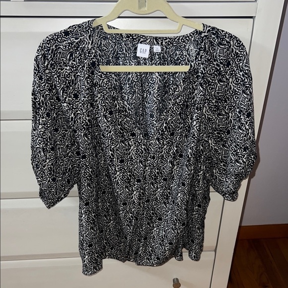 GAP Tops - GAP Women's Monochrome Patterned Blouse